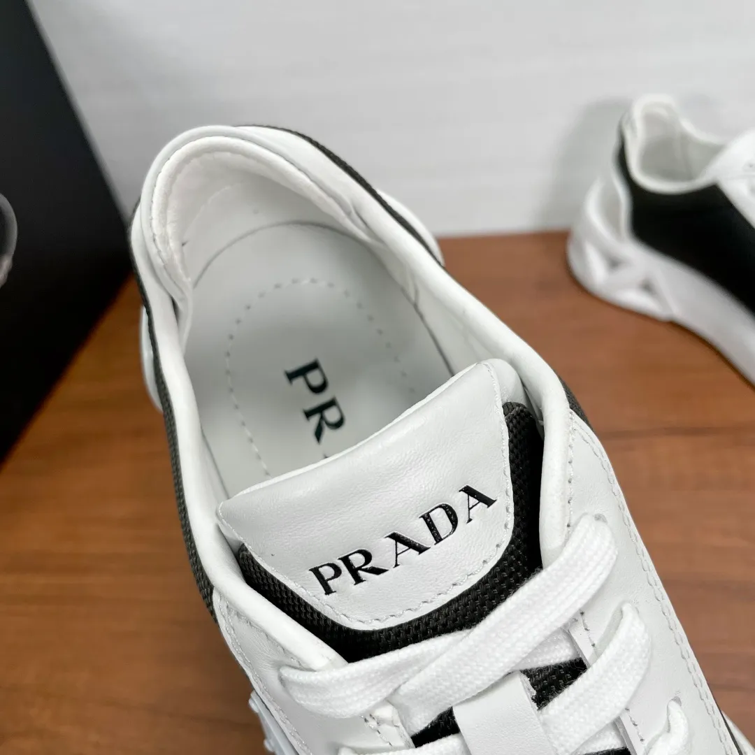 💰720 Code: YS003342 Prada/Prada men's new mesh stitching sneakers. This sneaker presents a modern version, reinterpreting the brand's archive style with clean lines and smooth details. The shoes are made of calf leather and technical fabric, with a triangular metal logo on the outside, bright TPU decoration on the heel, and a longer and padded inner heel design for a more comfortable fit. The tongue is decorated with a silk-screen logo, and is paired with a hollow rubber sole on the heel. The full cowhide lining comes standard with logo cowhide foot pads, making the upper foot taller, more comfortable, and versatile! Comes with full original packaging! Code number: 39-40-41-42-43-44 Standard leather shoe size (45 can be customized and returns are not supported) Item number: 2EE918 mesh dark green